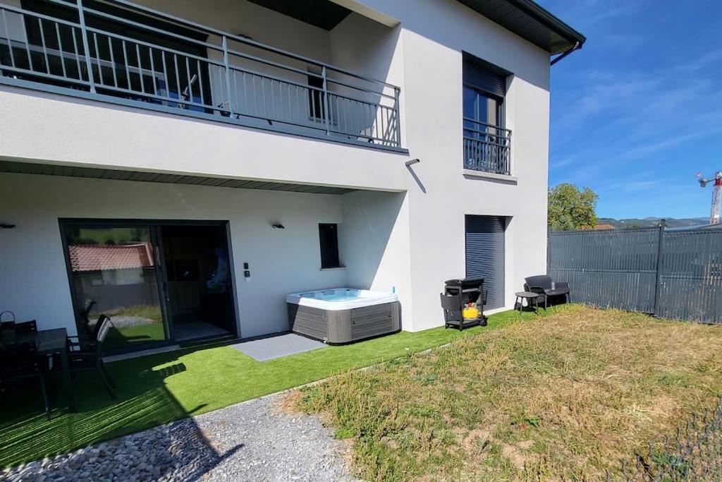 Rez-De-Jardin De Maison Avec Spa Et Borne D'Arcade Aurillac Exterior photo