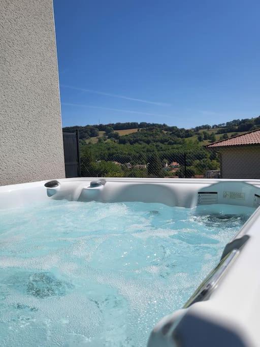 Rez-De-Jardin De Maison Avec Spa Et Borne D'Arcade Aurillac Exterior photo
