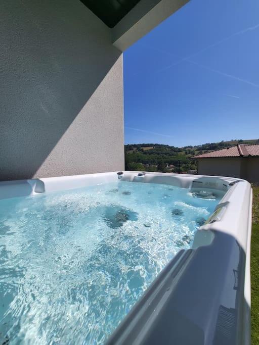 Rez-De-Jardin De Maison Avec Spa Et Borne D'Arcade Aurillac Exterior photo